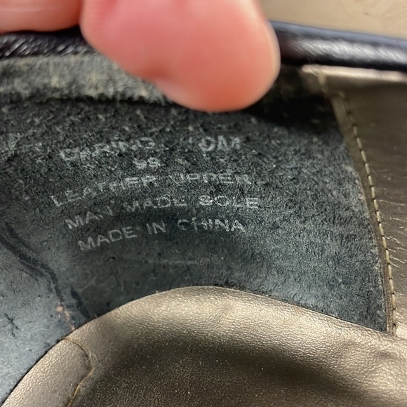 Vintage Bellini Black Leather and Reptile Button Low Heel Pump - Picture 11 of 15